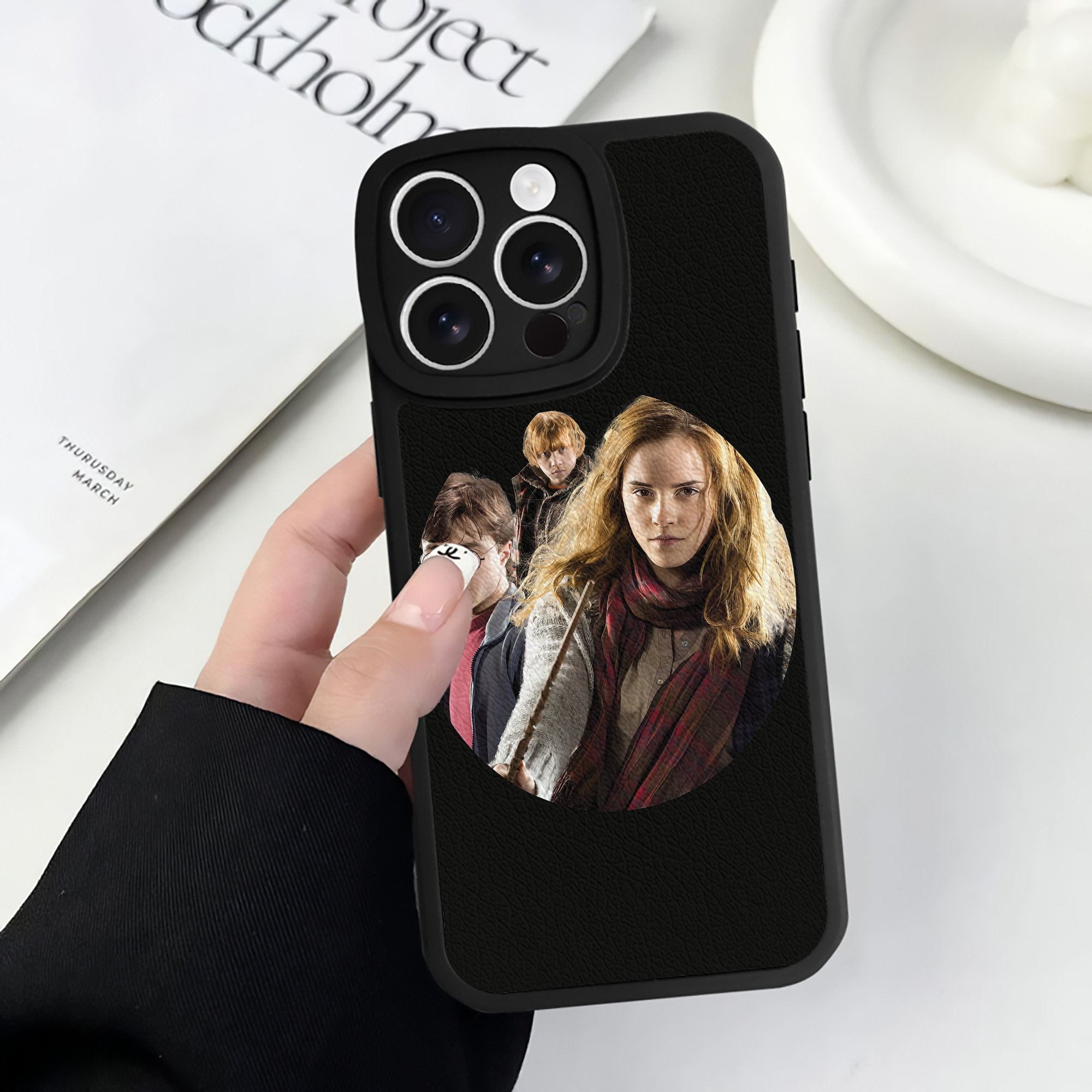 （画像用） Harry Potter ハリー・ポッターシリーズ 【iPhone 16シリーズ対応】シリコンスマホケース（レザー調） 材質：シリコン